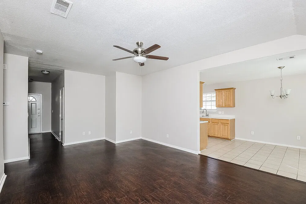 3 bed, 2.0 bath, 1416 sqft, $2,020 — Photo 3