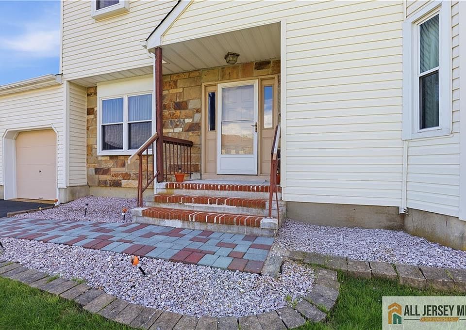 1st image of 40 La Valencia Rd