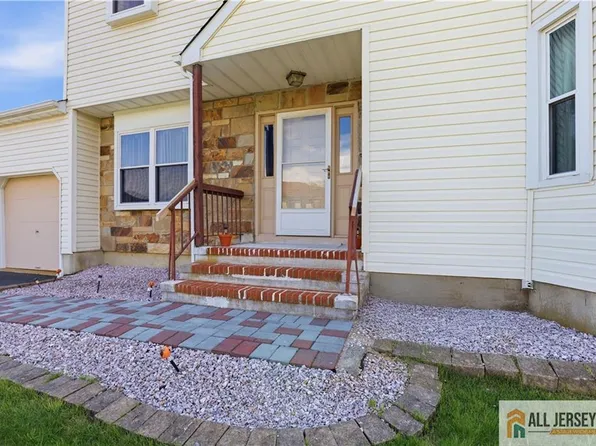 40 La Valencia Rd, Old Bridge, NJ 08857