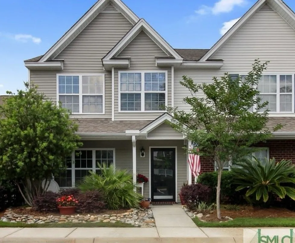 3 bed, 1320 sqft, $2,200 — Photo 2