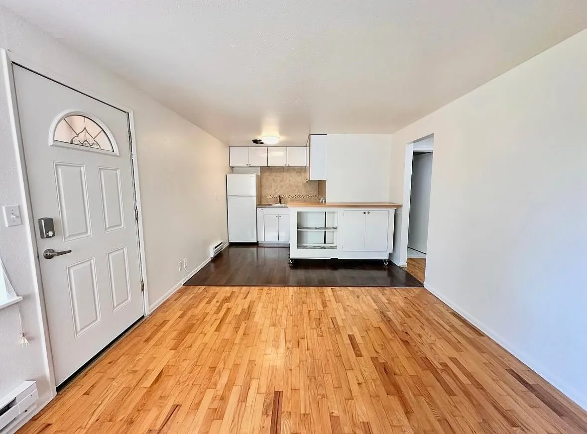 UW Village - Cute Quiet Clean 2 bedroom, 1 bath — Photo 3