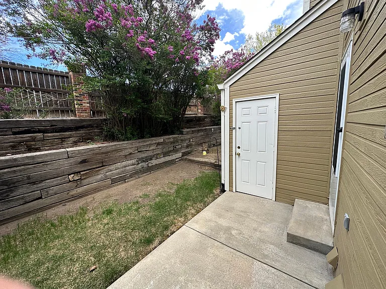 1920 Giltshire Dr — Photo 9