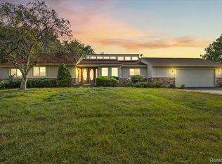 4337 Ravinewood Dr, Commerce Township, MI 48382