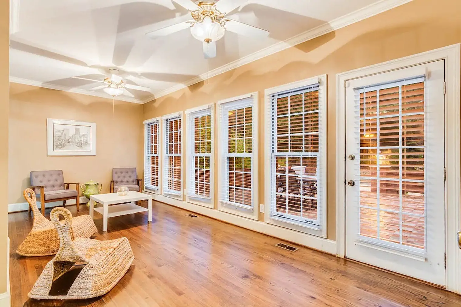 5 bed, 3.0 bath, 5446 sqft, $9,165 — Photo 1