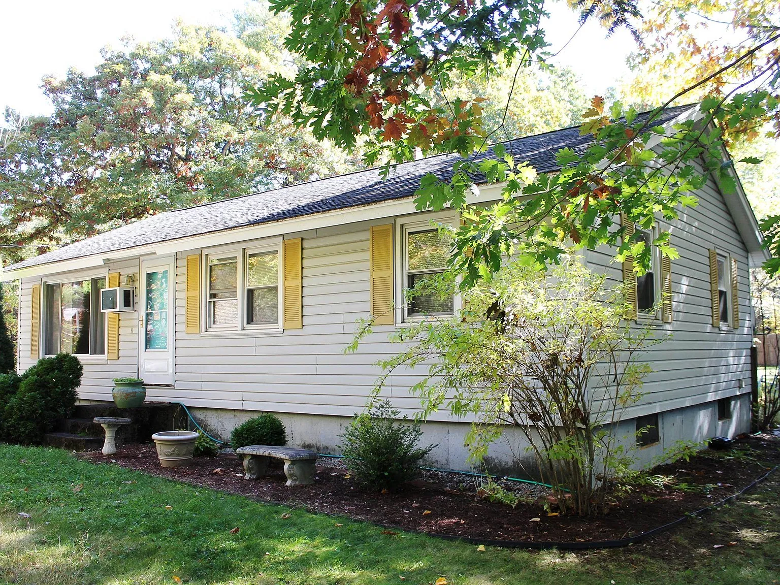 3 bed, 1.0 bath, 1912 sqft, $3,000 — Photo 3