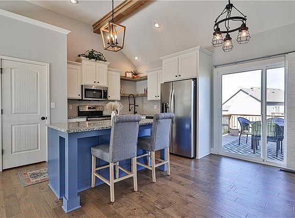 3rd image of 705 SE Juniper Dr