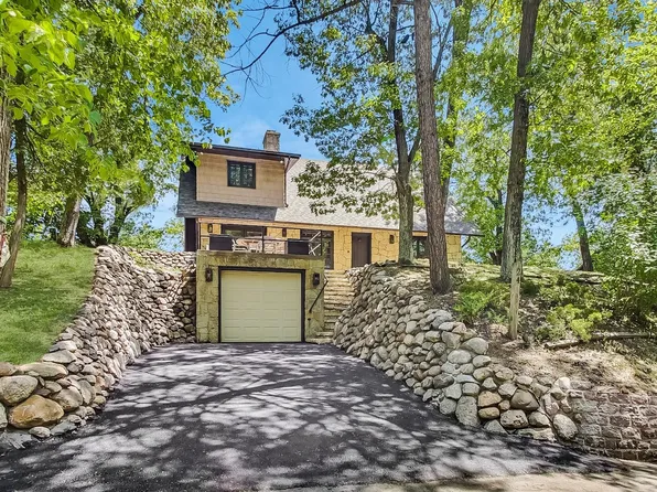 24 Circle Dr, Dune Acres, IN 46304