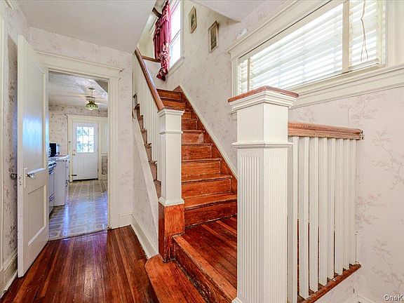 3rd image of 548 Davis Avenue