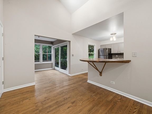4th image of 929 Alton Ct