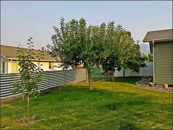 3rd image of 106 E Evergreen Dr