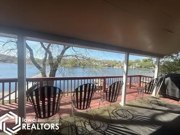 1035 Lakeshore Dr, Brooklyn, IA 52211