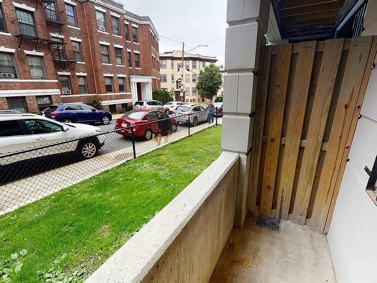 123 Sutherland Rd #B — Photo 4
