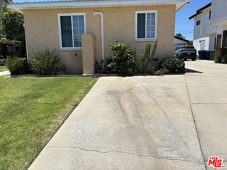 8437 Lilienthal Ave — Photo 9