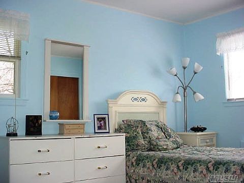 Mid-sized bedroom