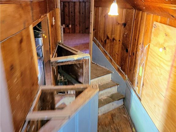 3rd image of 216 E Elm St