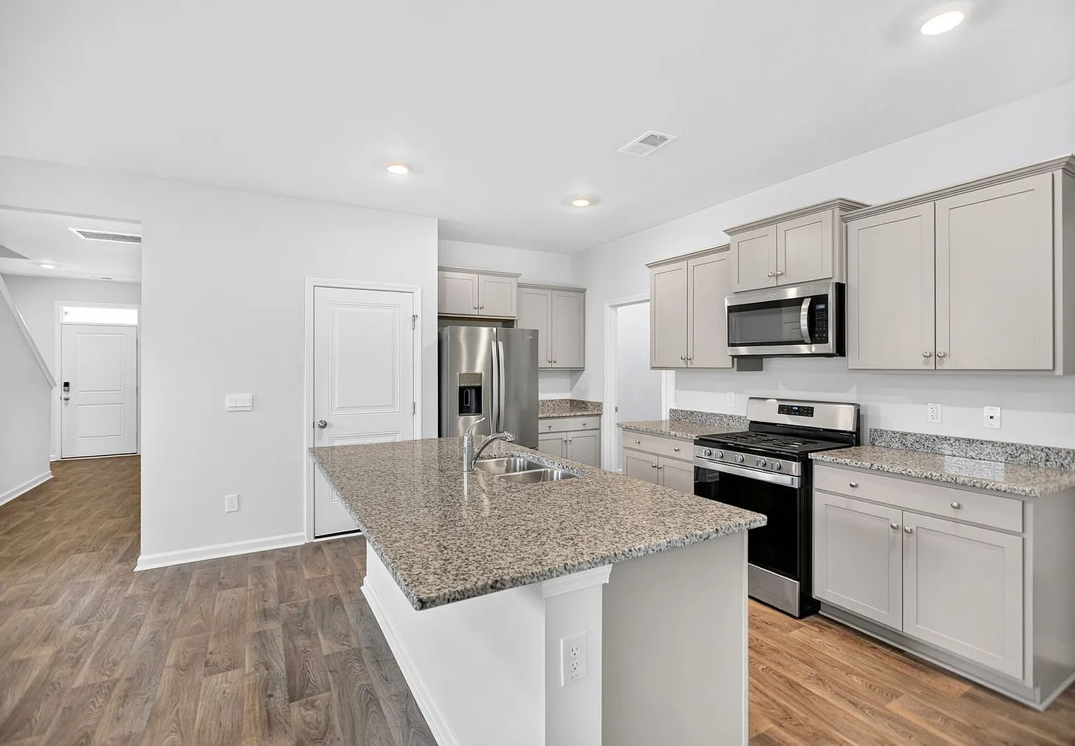 5 bed, 3.0 bath, 2409 sqft, $2,650 — Photo 2