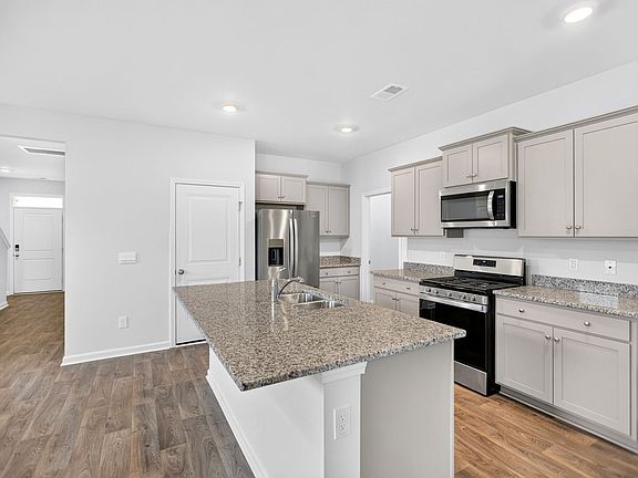 2nd image of 129 Holly Leaf Ln