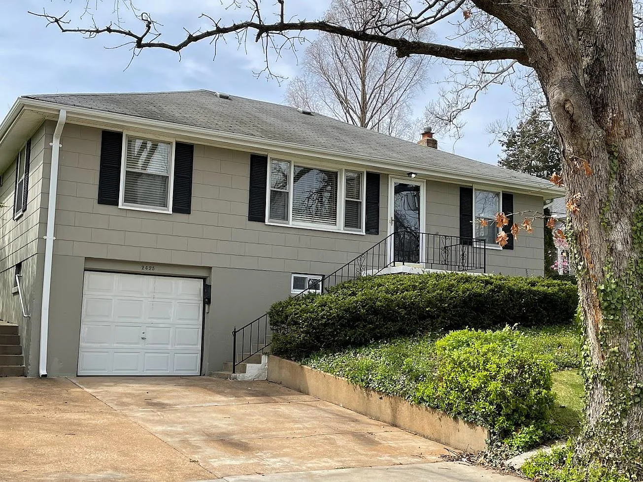 2425 Rockford Ave — Photo 1