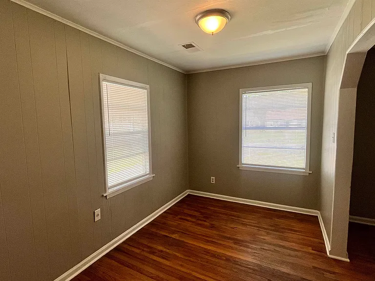4011 N Victor Dr — Photo 4