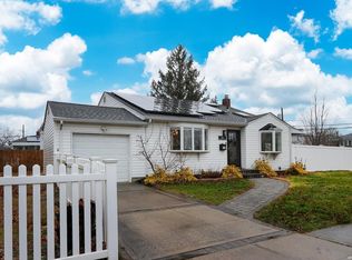 102 W Belle Terre Ave, Lindenhurst, NY 11757