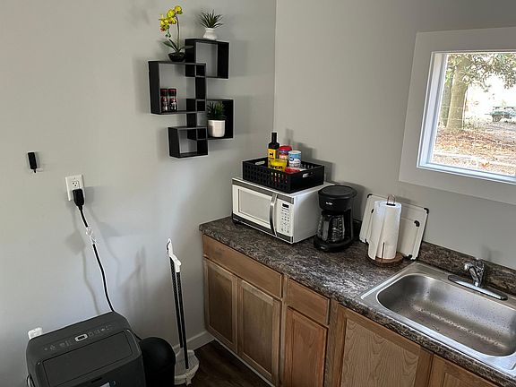4th image of 7049 Midland Dr #B