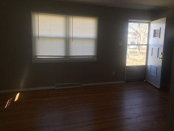 3rd image of 915 W Jefferson Blvd