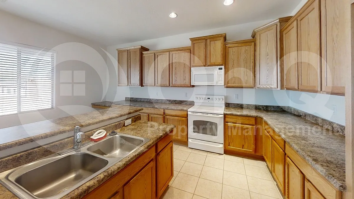 4 bed, 2.5 bath, 3030 sqft, $2,750 — Photo 3