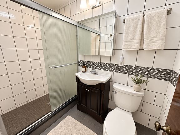 4th image of 346 14th St APT 3L