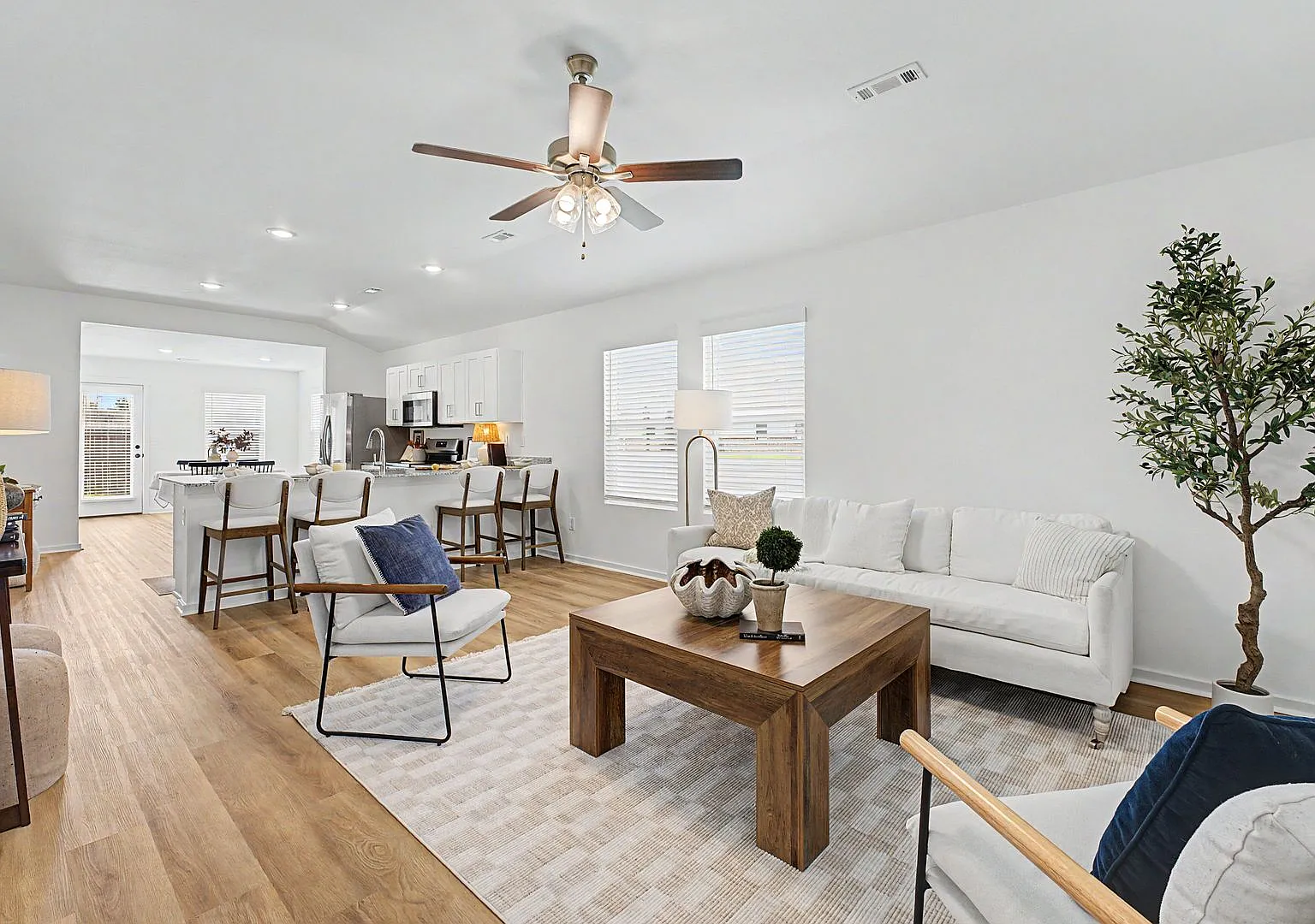 4 Bed, 2 Bath Home !! — Photo 3