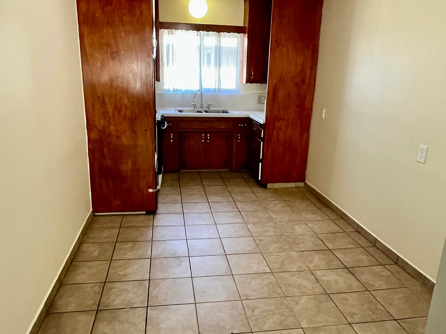 2 bed, 750 sqft, $2,300 — Photo 3