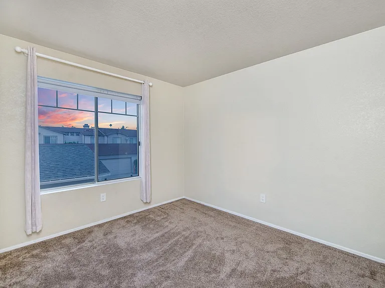 865 E Broadway — Photo 23