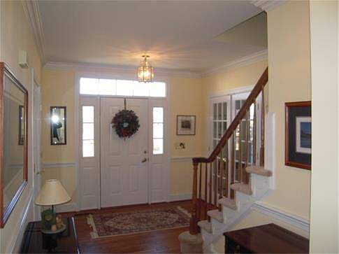 Foyer w/Hardwood Floor