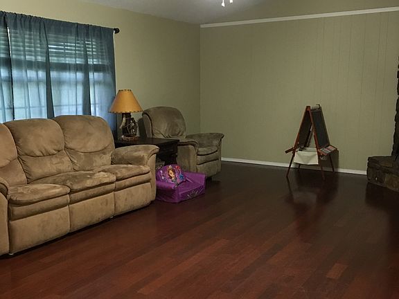 Living w/vaulted ceiling