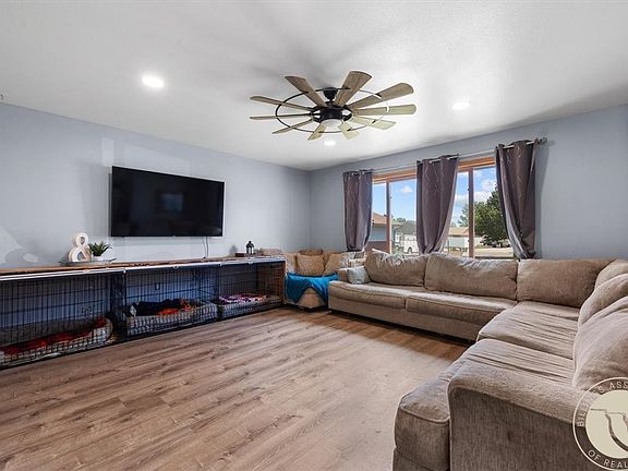 4th image of 824 Troy Cir