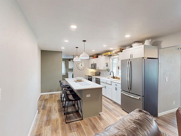 3rd image of 209 W 9th St