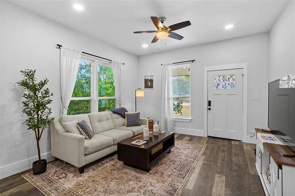 4 bed, 2.5 bath, 1856 sqft, $2,500 — Photo 3