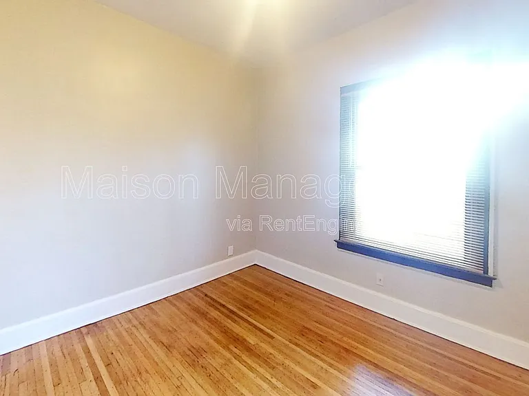 100 Laburnam Cres #1 — Photo 16