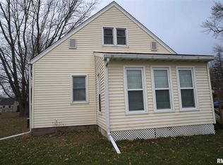 902 10th St, Silvis, IL 61282