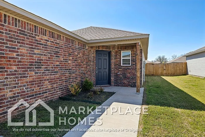 981 E Starling St — Photo 4