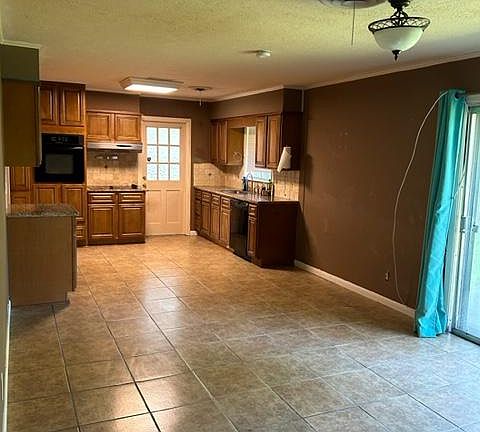 3rd image of 105 Berkshire Ln