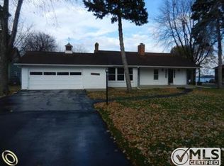 13222 Grandview Dr, Gibraltar, MI 48173