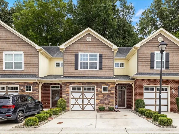 421 Green Meadow Dr, Chesapeake, VA 23320