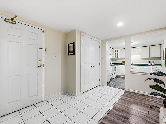 4th image of 1041 Wellington St #210