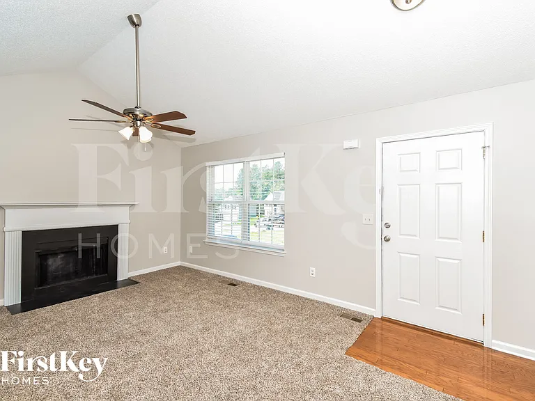 209 Oakwood Pl — Photo 2