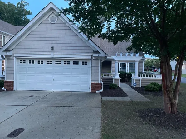 121 Lands End Ln, Carrollton, VA 23314