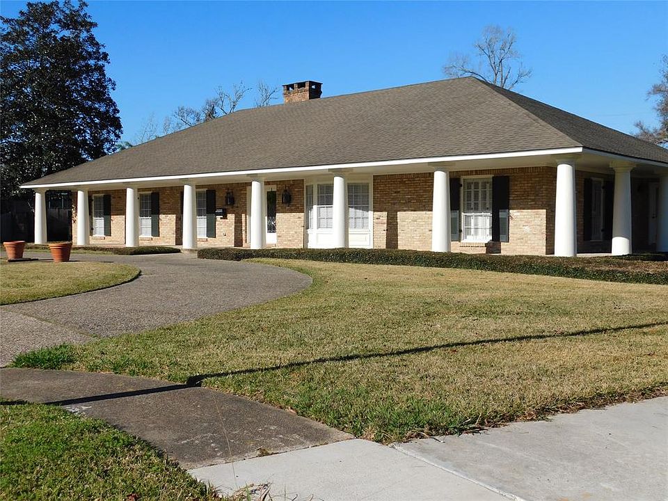 1st image of 1005 Oak Dr