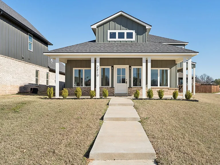 2410 W Charleston St — Photo 2