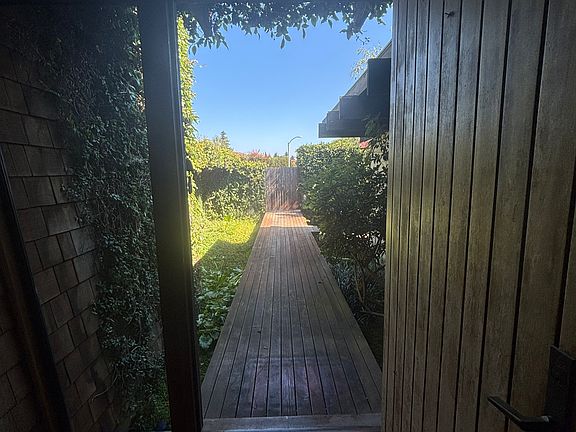 4th image of 301 Greenwood Dr
