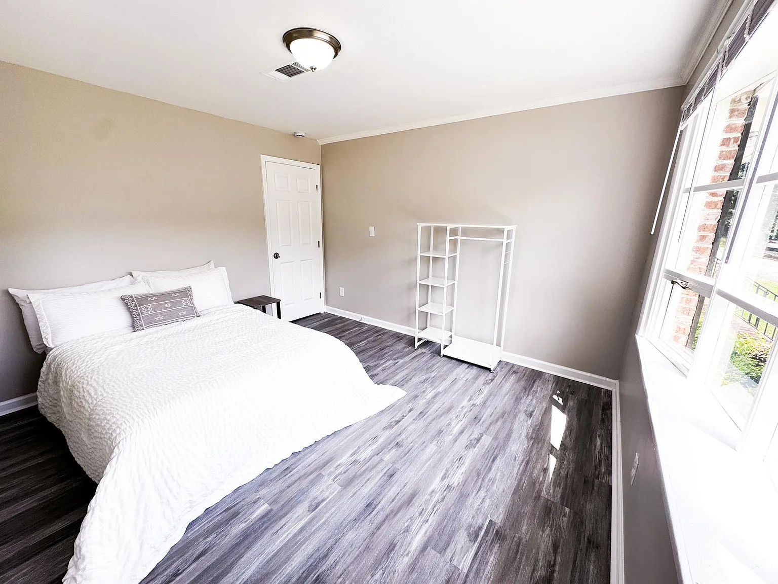 4 bed, 4.0 bath, 2400 sqft, $741 — Photo 2
