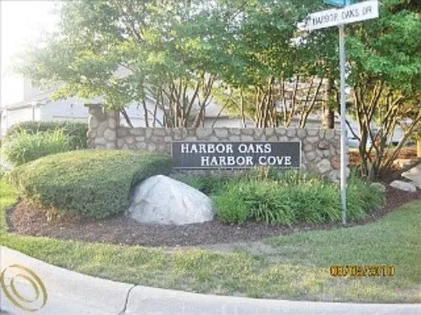 5022 Harbor Oak Dr #1, Waterford, MI 48329
